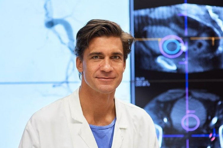Assoz. Prof. Priv.-Doz. Dr. Florian Wolf vor radiologischen Aufnahmen